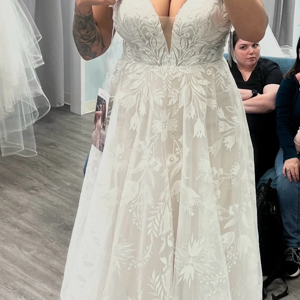 Maggie Sottero White Floral Lace Wedding Dress - Picture 4 of 5